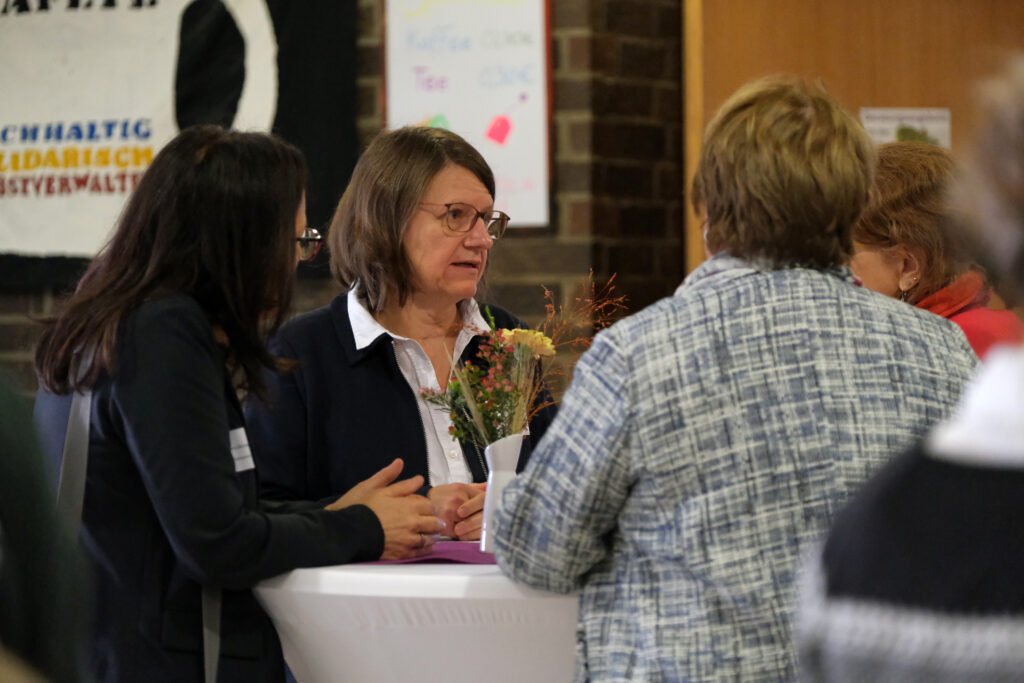Prof. Dr. Ulrike Manz im Gespräch auf dem Fachtag Schulgesundheitsfachkraft | Foto: Tobias Ehrig