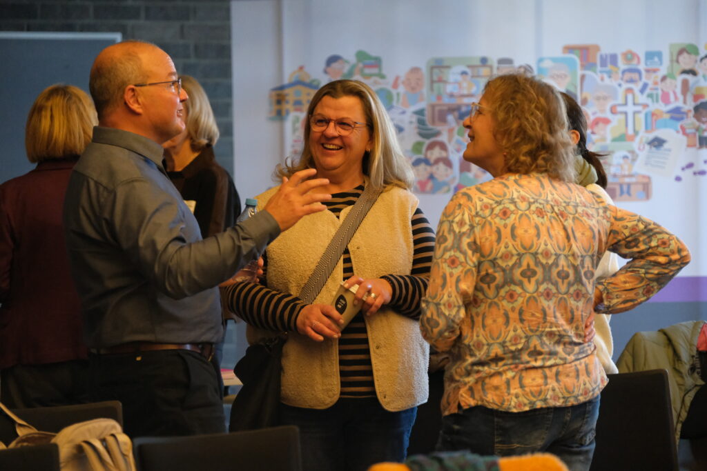 Teilnehmende im Gespräch auf dem Fachtag Schulgesundheitsfachkraft | Foto: Tobias Ehrig